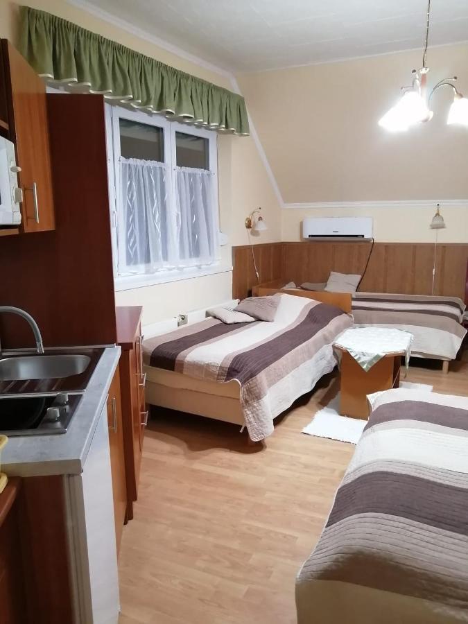 Molnar Apartment Шарвар Экстерьер фото